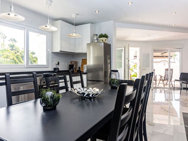 5 slaapkamer Villa te koop in Benalmadena Costa, Benalmádena met zwembad - € 1.277.000 (Ref: 9441233)