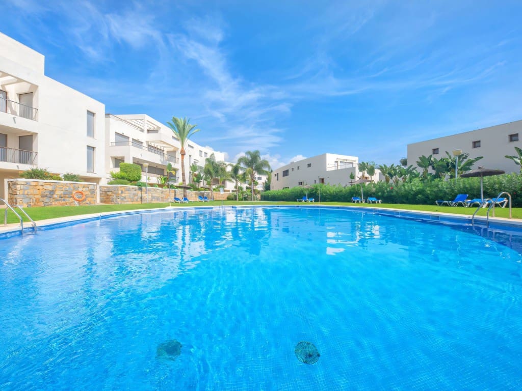 3 makuuhuone Huoneisto myytävänä paikassa Los Monteros mukana uima-altaan - 549 000 € (Ref: 9445750)