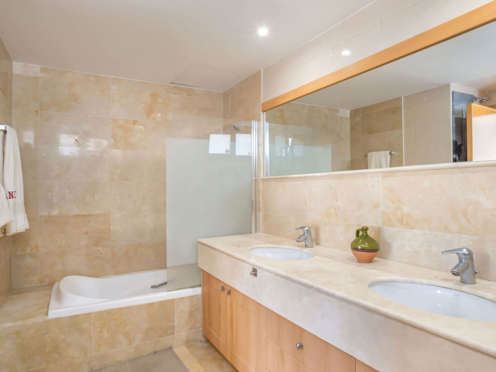 3 makuuhuone Huoneisto myytävänä paikassa Los Monteros mukana uima-altaan - 549 000 € (Ref: 9445750)