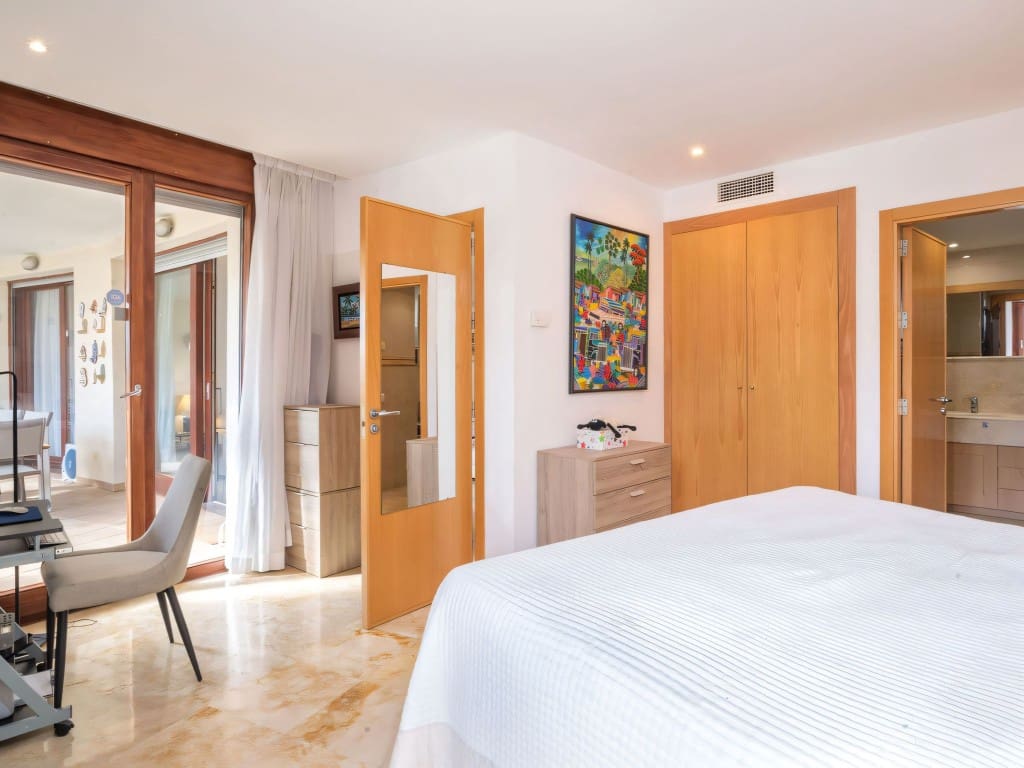 3 makuuhuone Huoneisto myytävänä paikassa Los Monteros mukana uima-altaan - 549 000 € (Ref: 9445750)