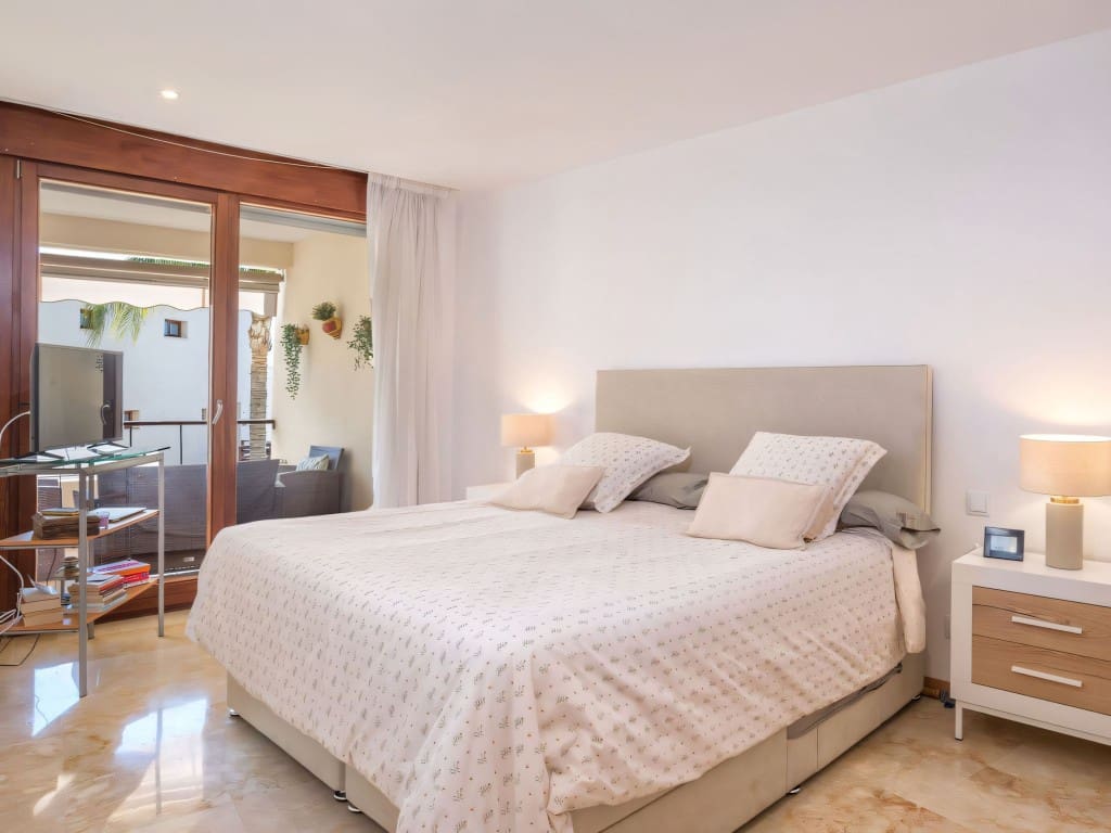 3 makuuhuone Huoneisto myytävänä paikassa Los Monteros mukana uima-altaan - 549 000 € (Ref: 9445750)