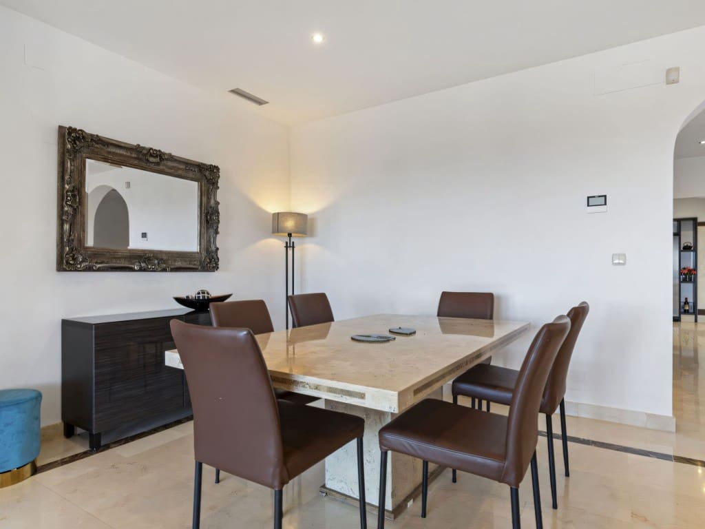 3 bedroom Apartment for sale in Benahavis with pool garage - € 690,000 (Ref: 9452558)