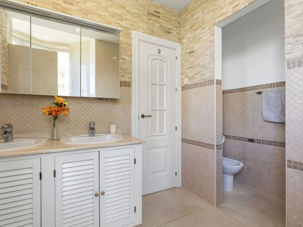 3 bedroom Apartment for sale in Benahavis with pool garage - € 690,000 (Ref: 9452558)