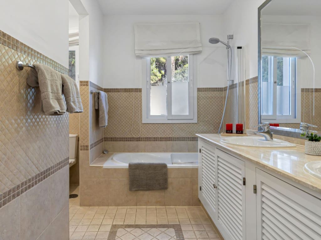 3 bedroom Apartment for sale in Benahavis with pool garage - € 690,000 (Ref: 9452558)