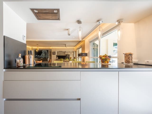 2 slaapkamer Appartement te koop in Nueva Andalucia, Marbella met zwembad - € 689.000 (Ref: 9455813)