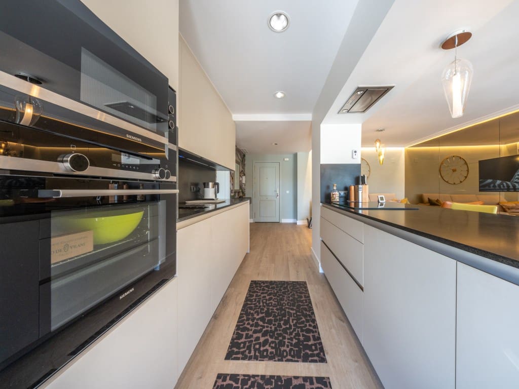 2 slaapkamer Appartement te koop in Nueva Andalucia met zwembad - € 689.000 (Ref: 9455813)