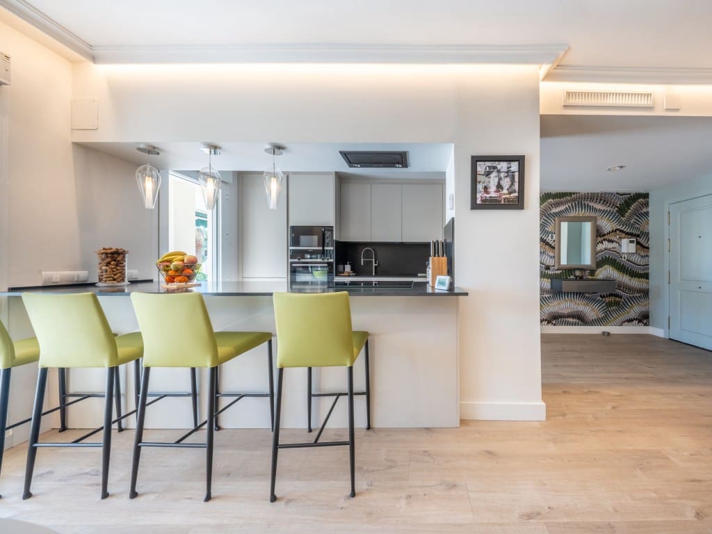 2 slaapkamer Appartement te koop in Nueva Andalucia met zwembad - € 689.000 (Ref: 9455813)