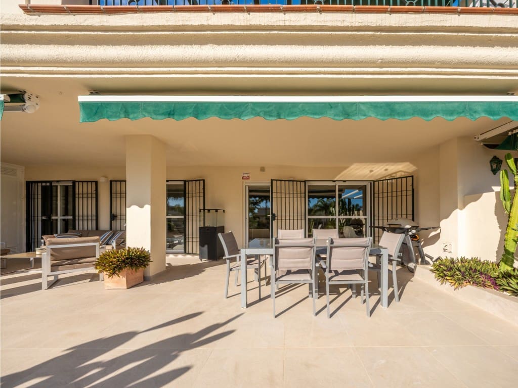 2 slaapkamer Appartement te koop in Nueva Andalucia met zwembad - € 689.000 (Ref: 9455813)