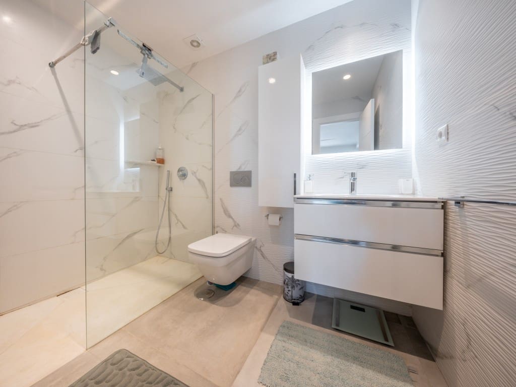 2 slaapkamer Appartement te koop in Nueva Andalucia met zwembad - € 689.000 (Ref: 9455813)