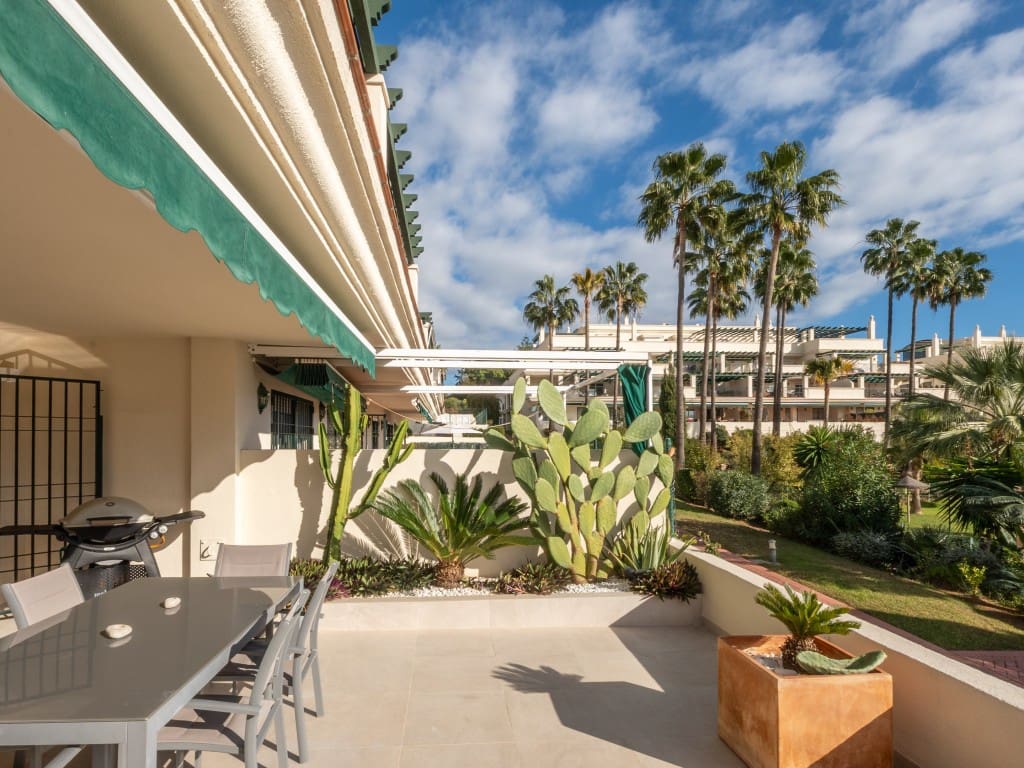 2 slaapkamer Appartement te koop in Nueva Andalucia met zwembad - € 689.000 (Ref: 9455813)