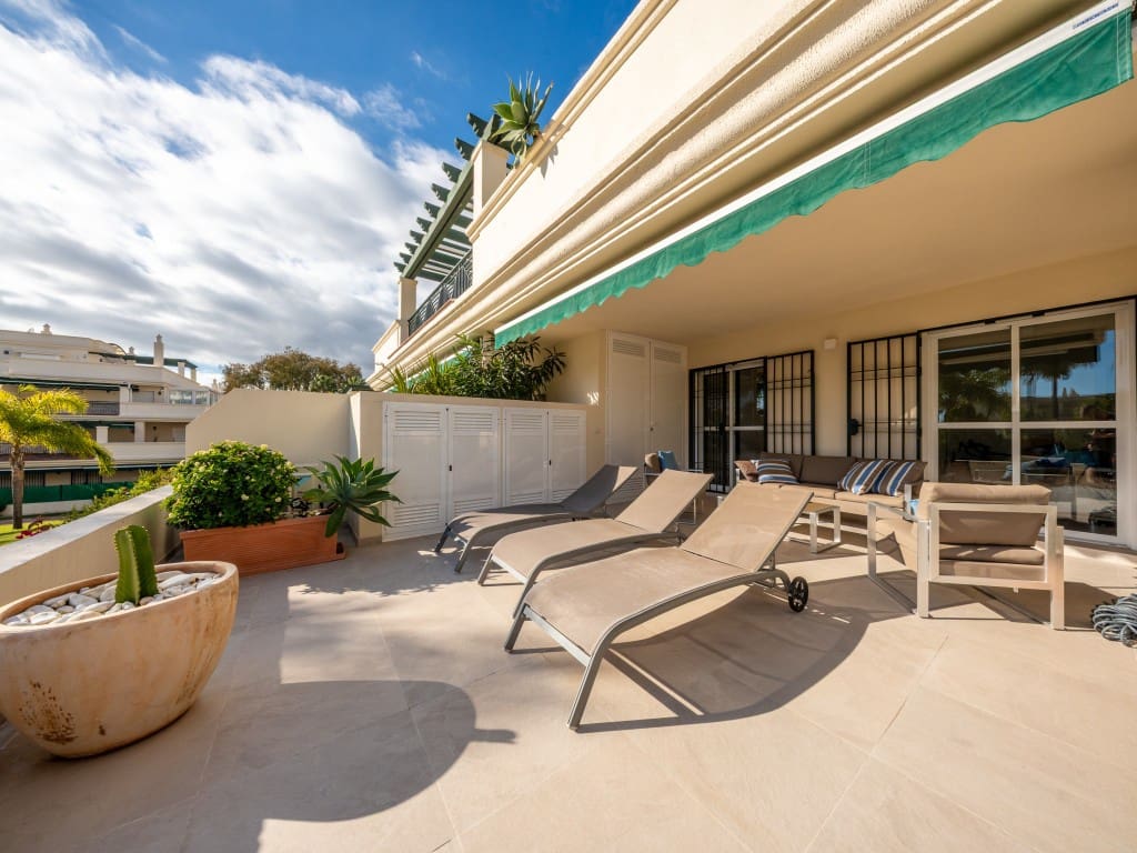 2 slaapkamer Appartement te koop in Nueva Andalucia met zwembad - € 689.000 (Ref: 9455813)