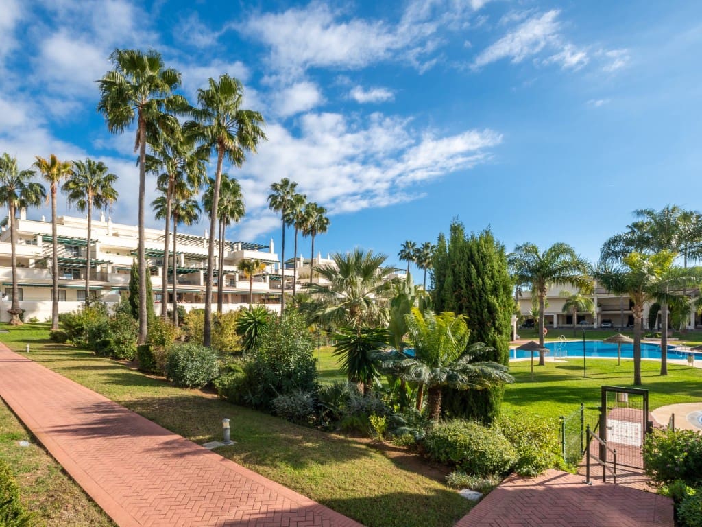 2 slaapkamer Appartement te koop in Nueva Andalucia met zwembad - € 689.000 (Ref: 9455813)