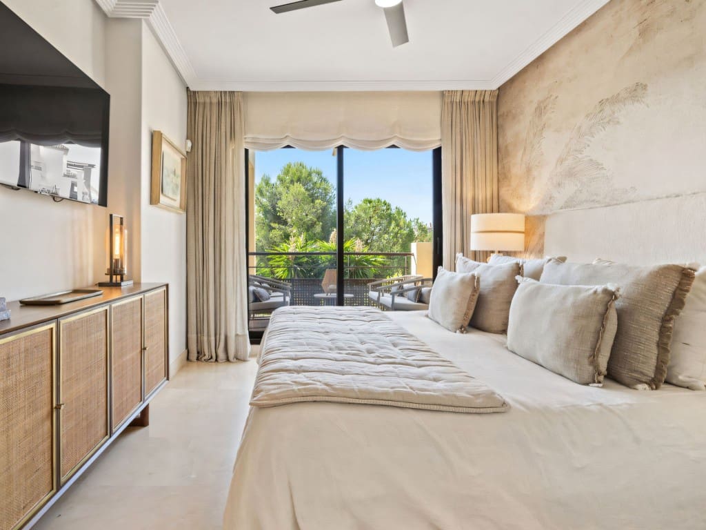 3 bedroom Apartment for sale in Los Arqueros with pool garage - € 595,000 (Ref: 9455814)