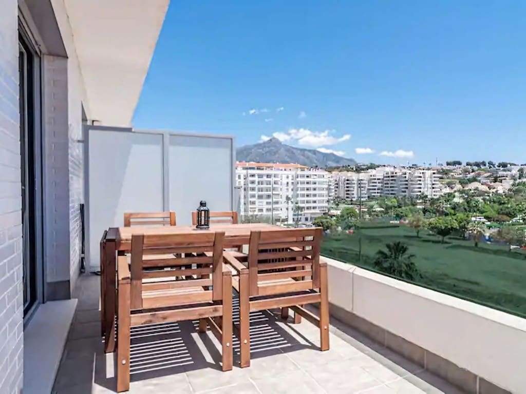 2 slaapkamer Appartement te koop in Nueva Andalucia met zwembad - € 399.000 (Ref: 9468079)