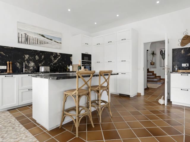 5 quarto Moradia para venda em Las Chapas, Marbella com piscina garagem - 2 350 000 € (Ref: 9468080)