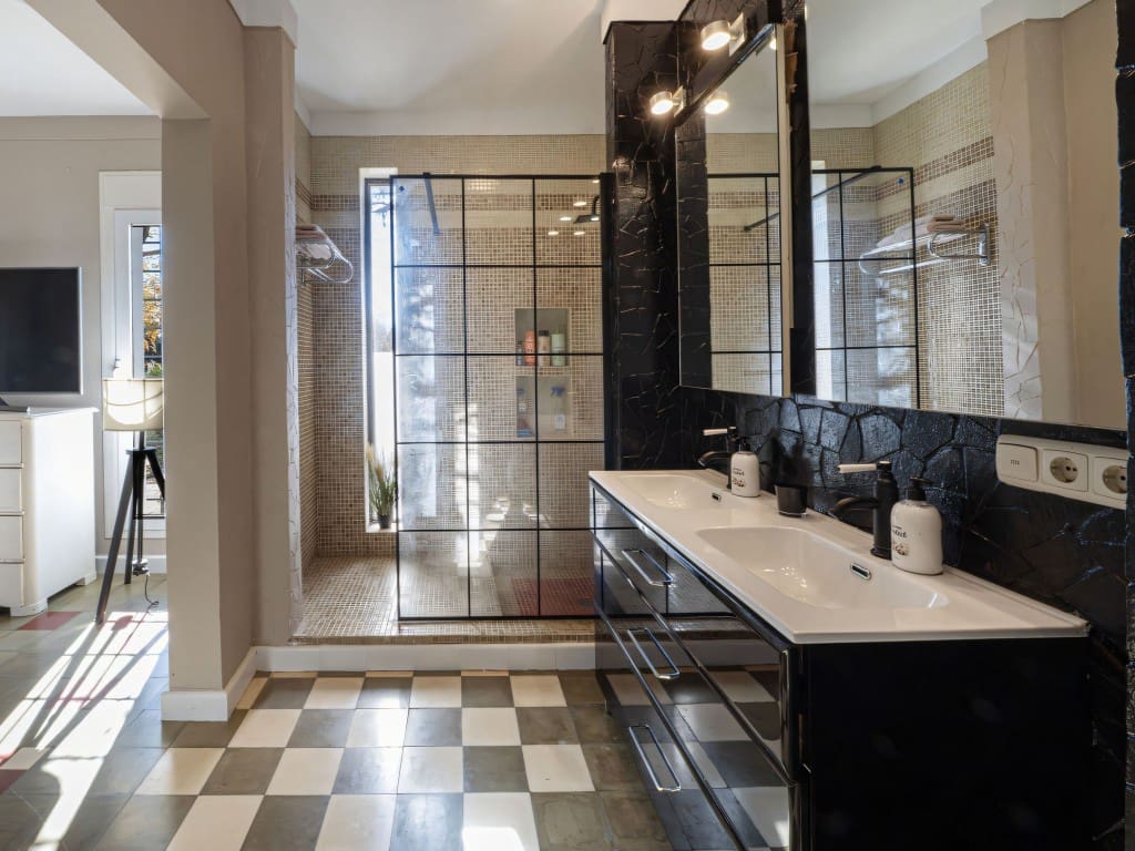 4 bedroom Villa for sale in Archidona with pool garage - € 519,000 (Ref: 9470276)