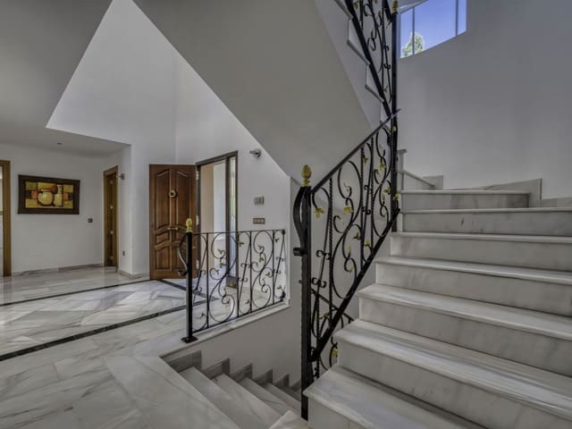 4 slaapkamer Villa te koop in El Rosario, Marbella met zwembad garage - € 2.000.000 (Ref: 9471999)