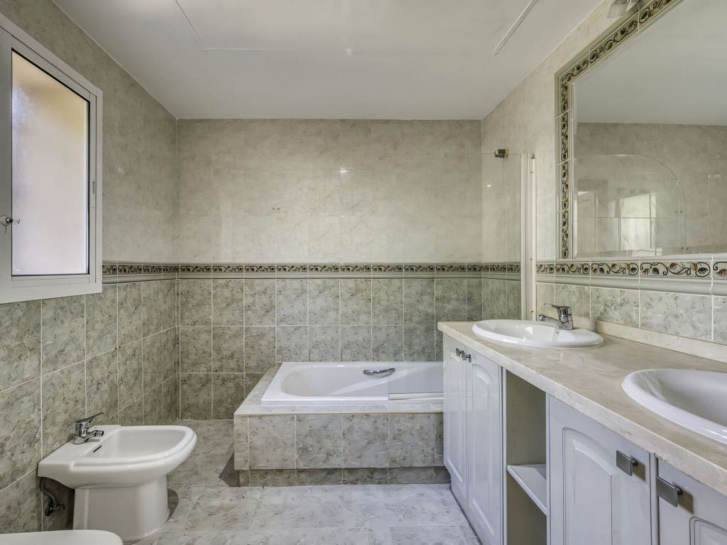 4 slaapkamer Villa te koop in El Rosario met zwembad garage - € 2.000.000 (Ref: 9471999)