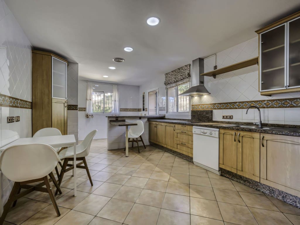 4 slaapkamer Villa te koop in El Rosario met zwembad garage - € 2.000.000 (Ref: 9471999)