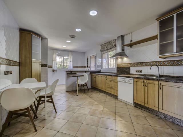 4 slaapkamer Villa te koop in El Rosario, Marbella met zwembad garage - € 2.000.000 (Ref: 9471999)