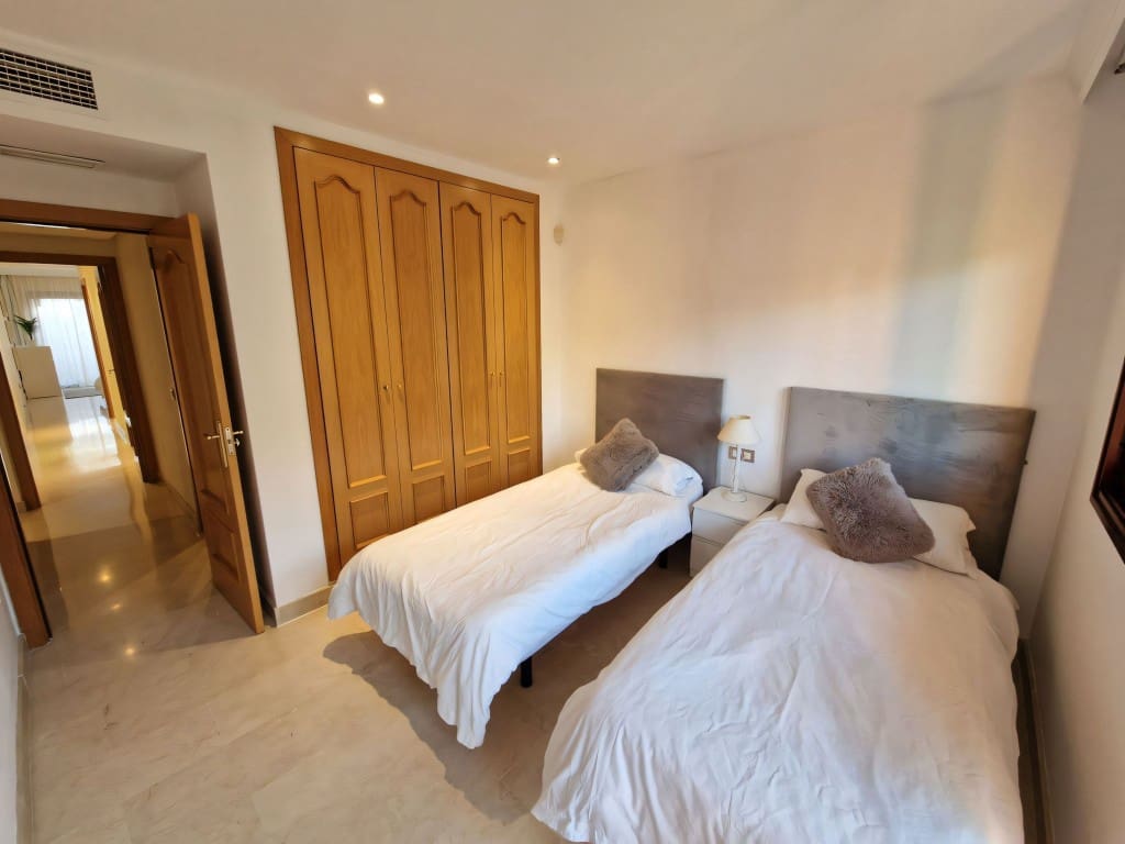 2 bedroom Apartment for sale in Benahavis with pool garage - € 369,500 (Ref: 9472000)