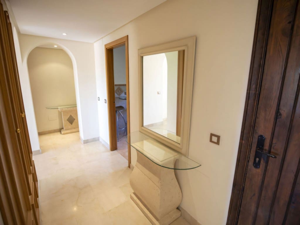 2 bedroom Apartment for sale in Benahavis with pool garage - € 369,500 (Ref: 9472000)