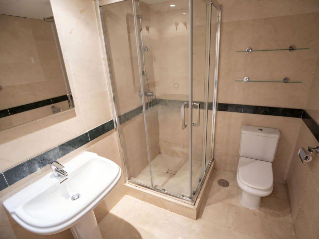 2 bedroom Apartment for sale in Benahavis with pool garage - € 369,500 (Ref: 9472000)