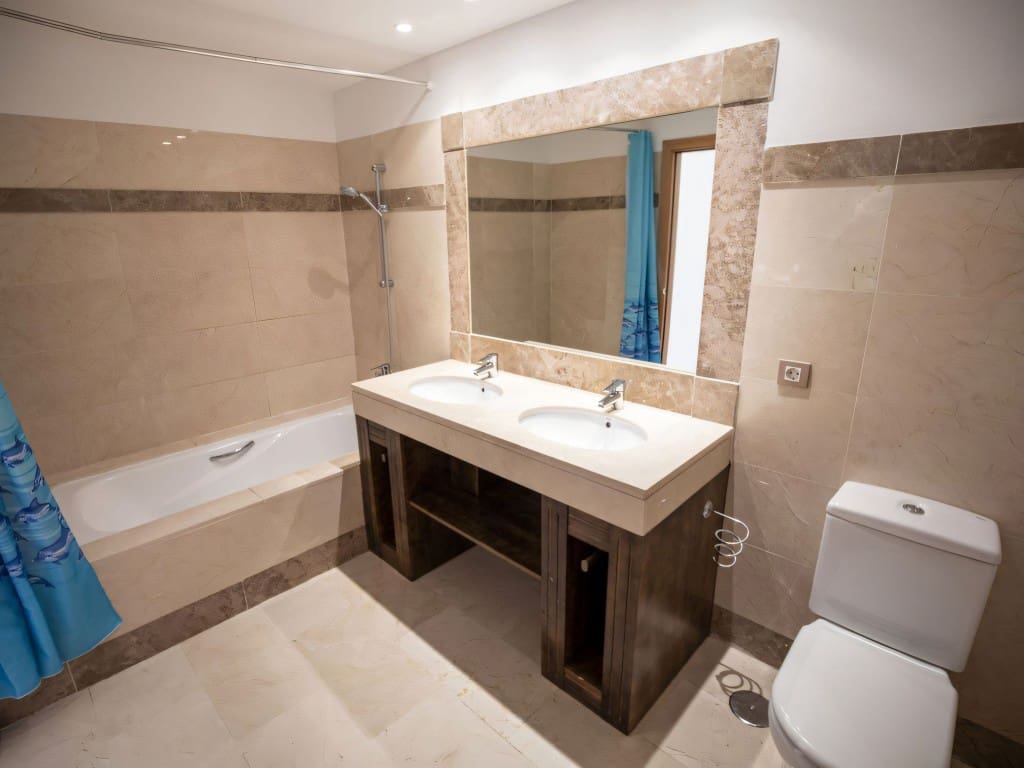 2 bedroom Apartment for sale in Benahavis with pool garage - € 369,500 (Ref: 9472000)