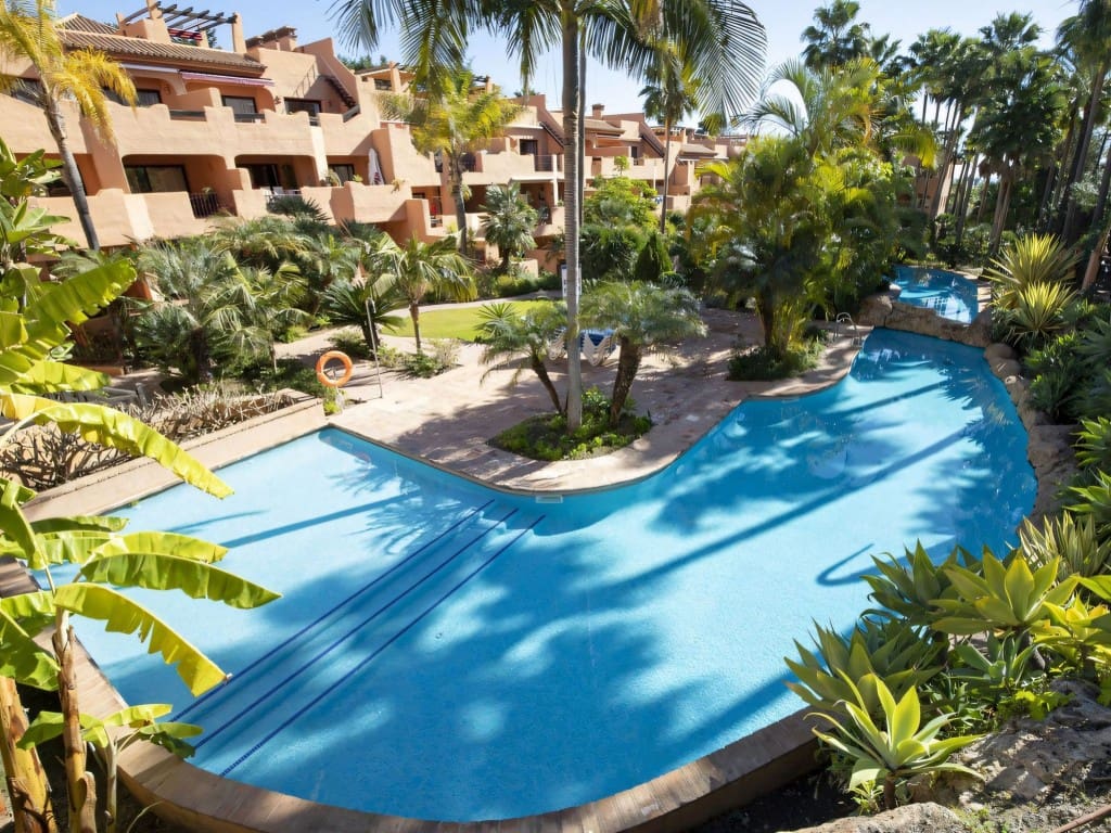 2 bedroom Apartment for sale in Benahavis with pool garage - € 369,500 (Ref: 9472000)