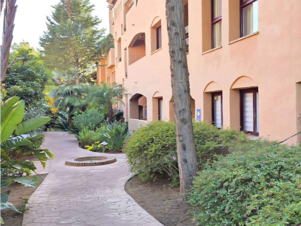 2 bedroom Apartment for sale in Benahavis with pool garage - € 369,500 (Ref: 9472000)