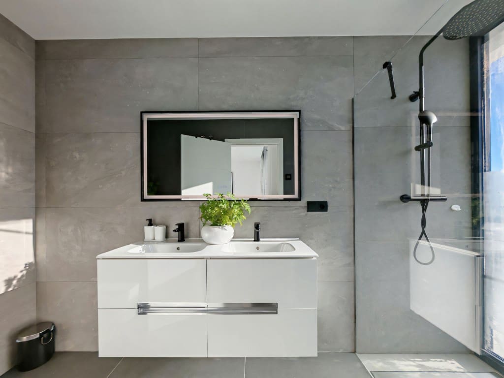 4 sypialnia Willa na sprzedaż w Estepona z basenem garażem - 1 300 000 € (Ref: 9475115)