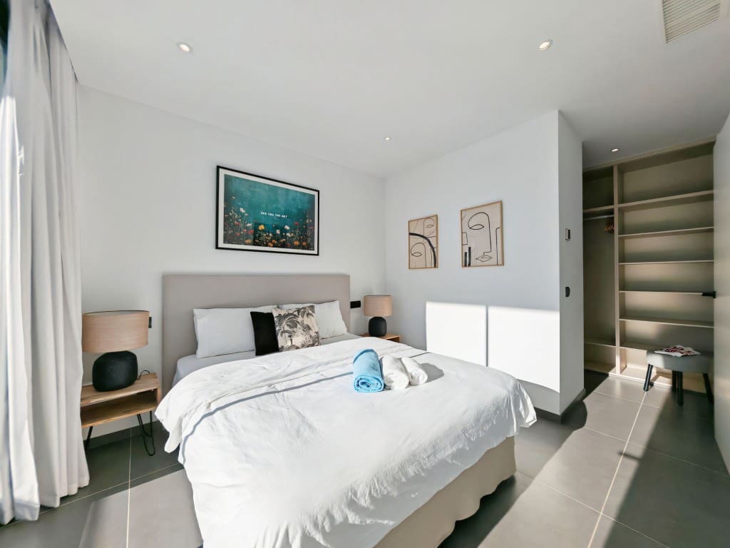 4 sypialnia Willa na sprzedaż w Estepona z basenem garażem - 1 300 000 € (Ref: 9475115)