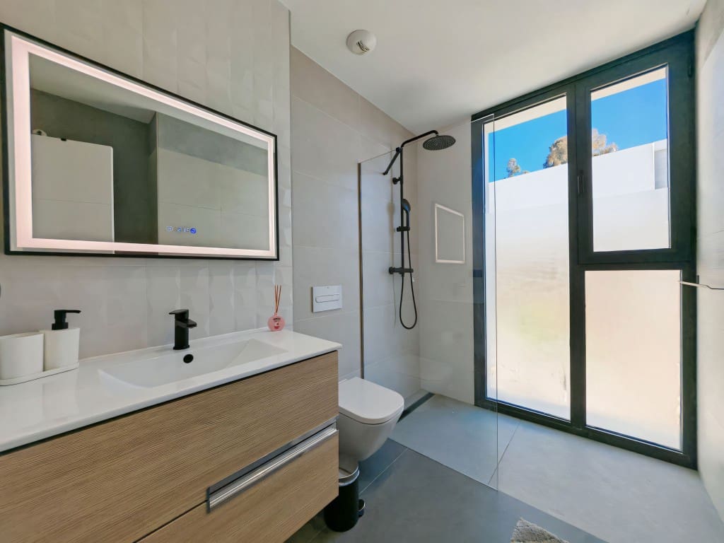 4 sypialnia Willa na sprzedaż w Estepona z basenem garażem - 1 300 000 € (Ref: 9475115)