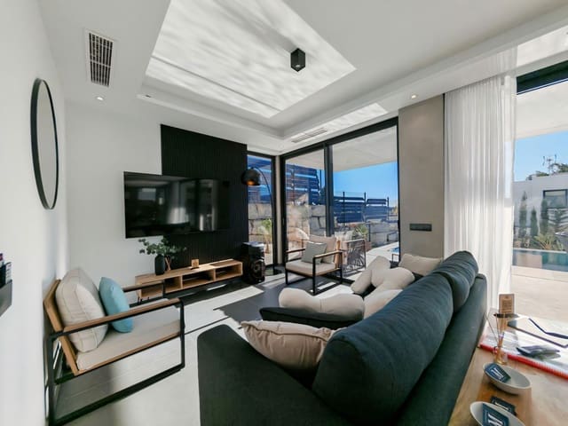 4 sypialnia Willa na sprzedaż w Estepona z basenem garażem - 1 300 000 € (Ref: 9475115)