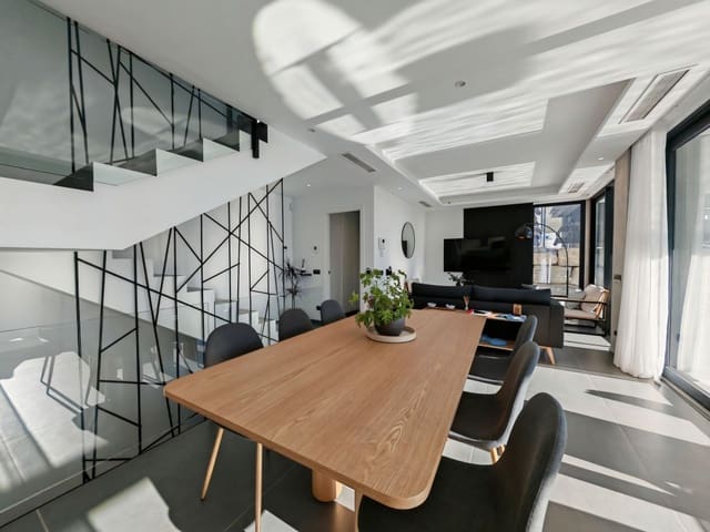 4 sypialnia Willa na sprzedaż w Estepona z basenem garażem - 1 300 000 € (Ref: 9475115)