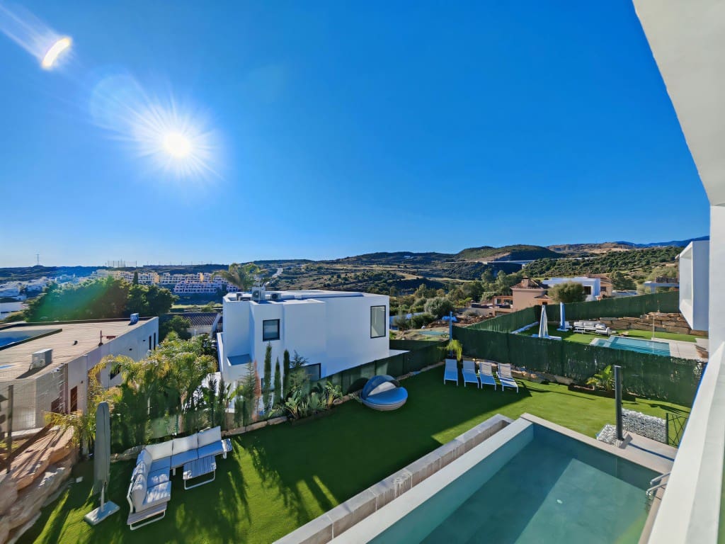 4 sypialnia Willa na sprzedaż w Estepona z basenem garażem - 1 300 000 € (Ref: 9475115)