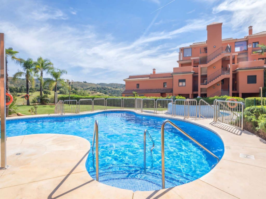 4 bedroom Apartment for sale in Elviria with pool - € 529,000 (Ref: 9479071)