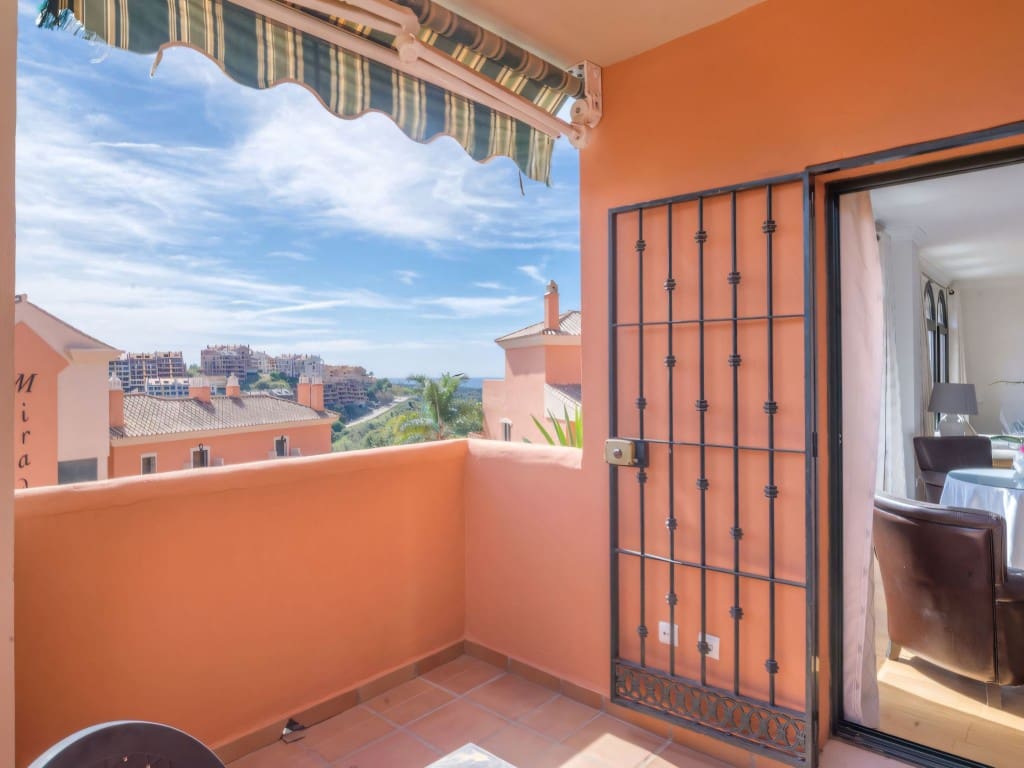4 bedroom Apartment for sale in Elviria with pool - € 529,000 (Ref: 9479071)