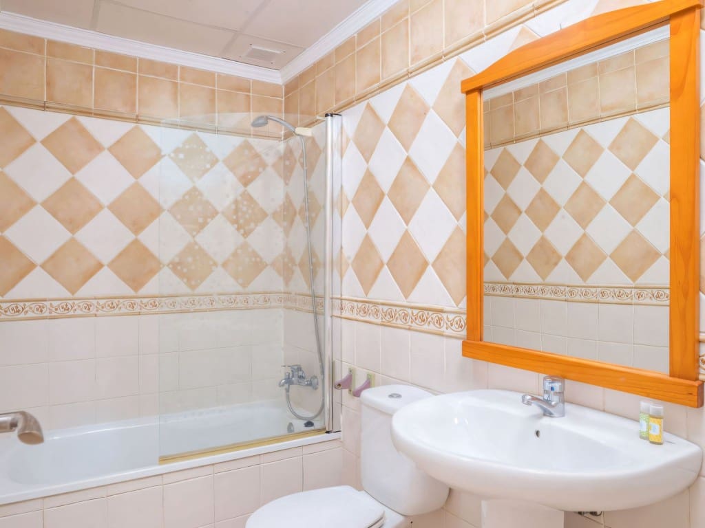 4 bedroom Apartment for sale in Elviria with pool - € 529,000 (Ref: 9479071)