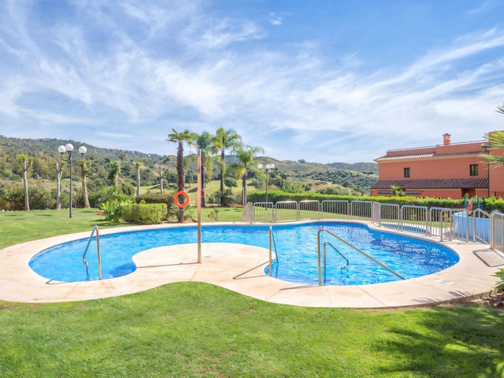 4 bedroom Apartment for sale in Elviria with pool - € 529,000 (Ref: 9479071)