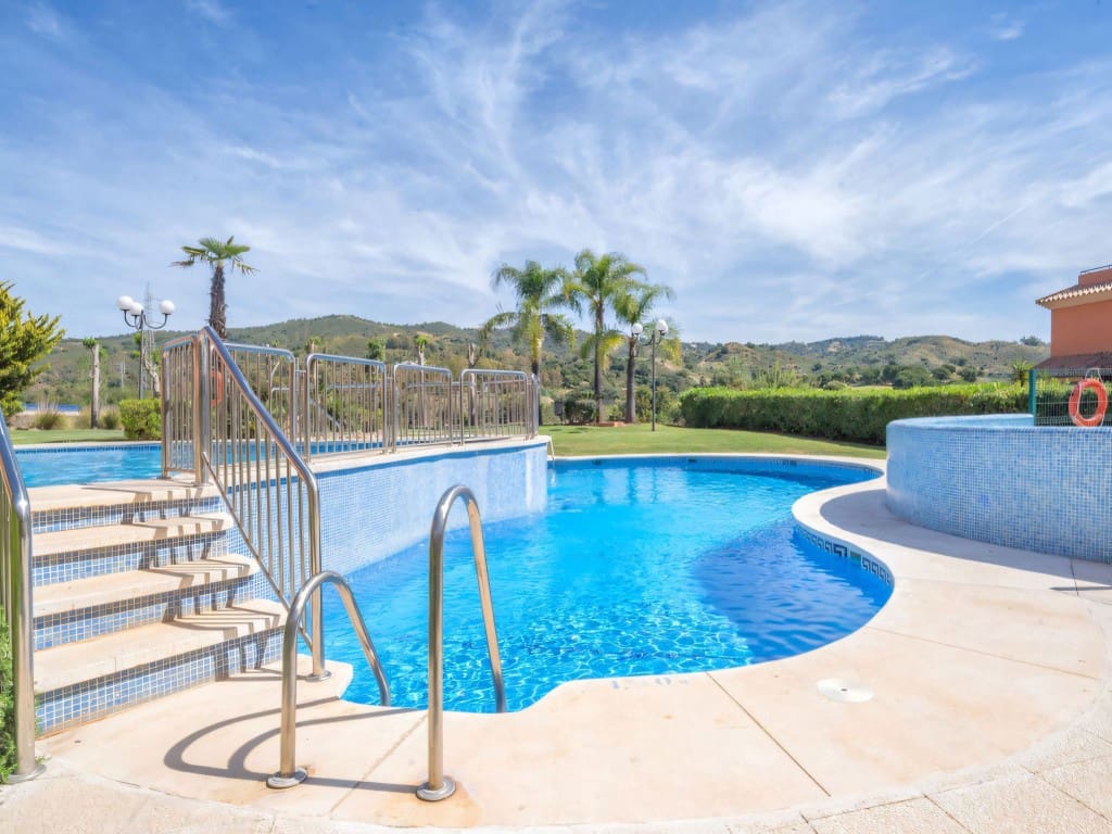 4 bedroom Apartment for sale in Elviria with pool - € 529,000 (Ref: 9479071)