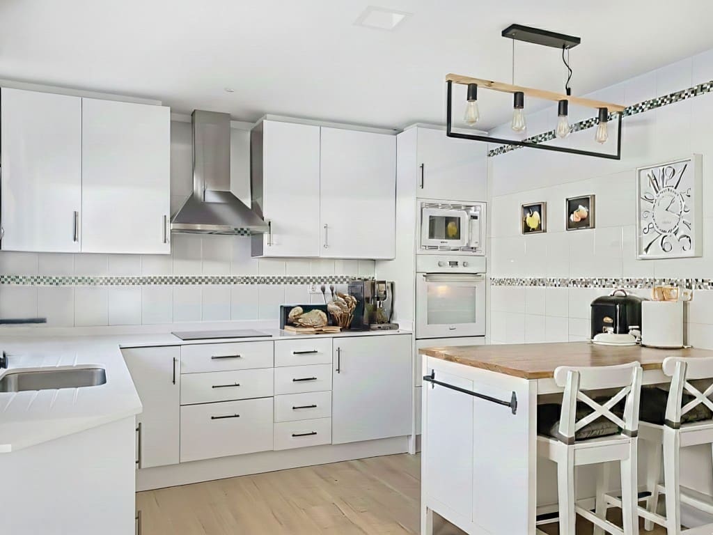 2 bedroom Townhouse for sale in Estepona with pool garage - € 777,000 (Ref: 9481762)