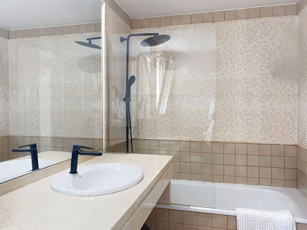 2 bedroom Townhouse for sale in Estepona with pool garage - € 777,000 (Ref: 9481762)