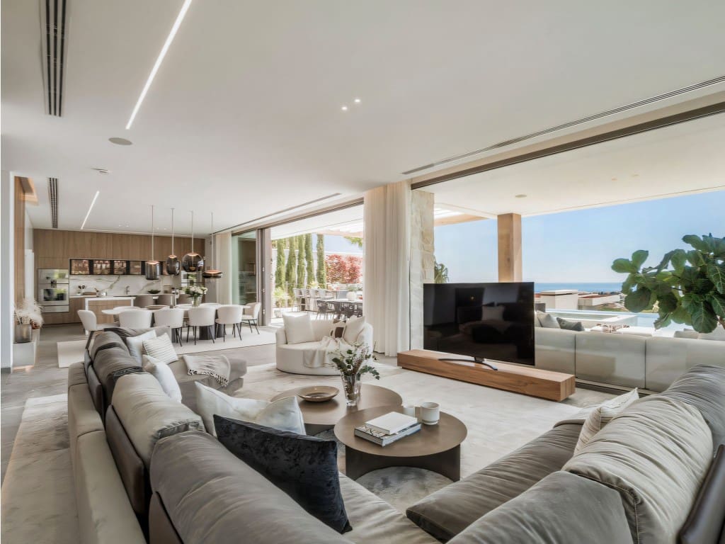 6 bedroom Villa for sale in La Quinta with pool garage - € 10,995,000 (Ref: 9481763)