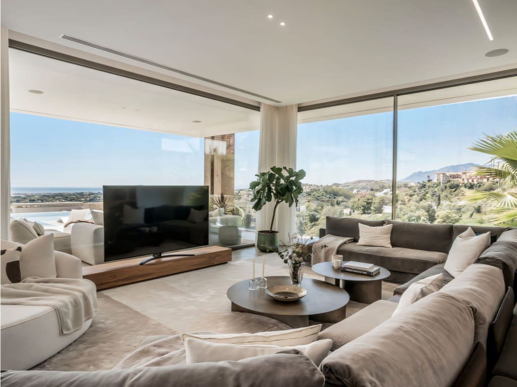 6 bedroom Villa for sale in La Quinta with pool garage - € 10,995,000 (Ref: 9481763)