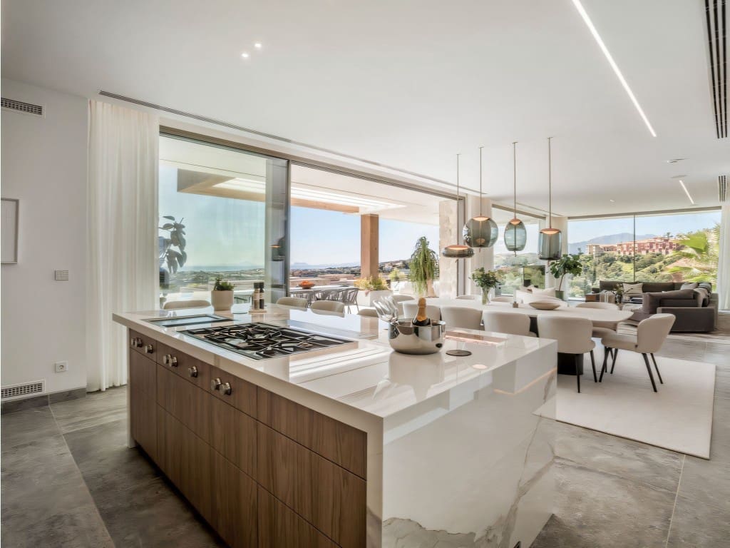 6 bedroom Villa for sale in La Quinta with pool garage - € 10,995,000 (Ref: 9481763)