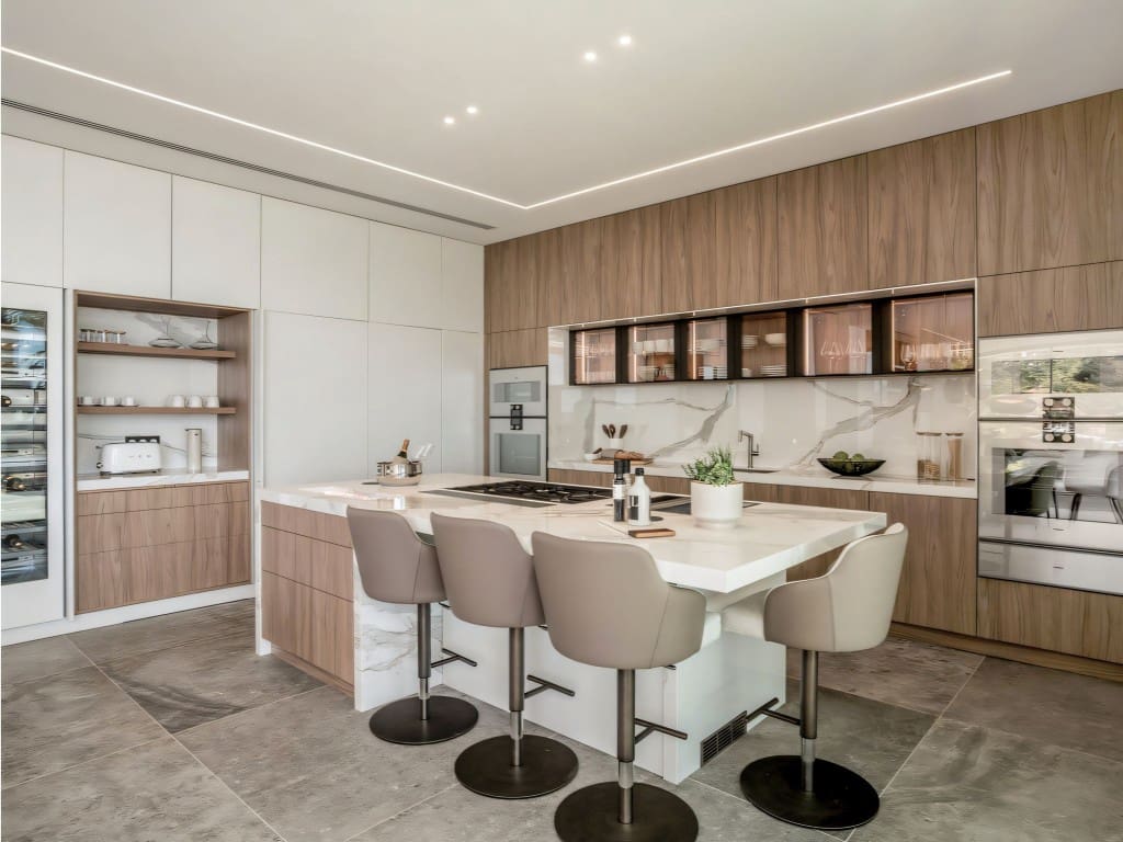 6 bedroom Villa for sale in La Quinta with pool garage - € 10,995,000 (Ref: 9481763)