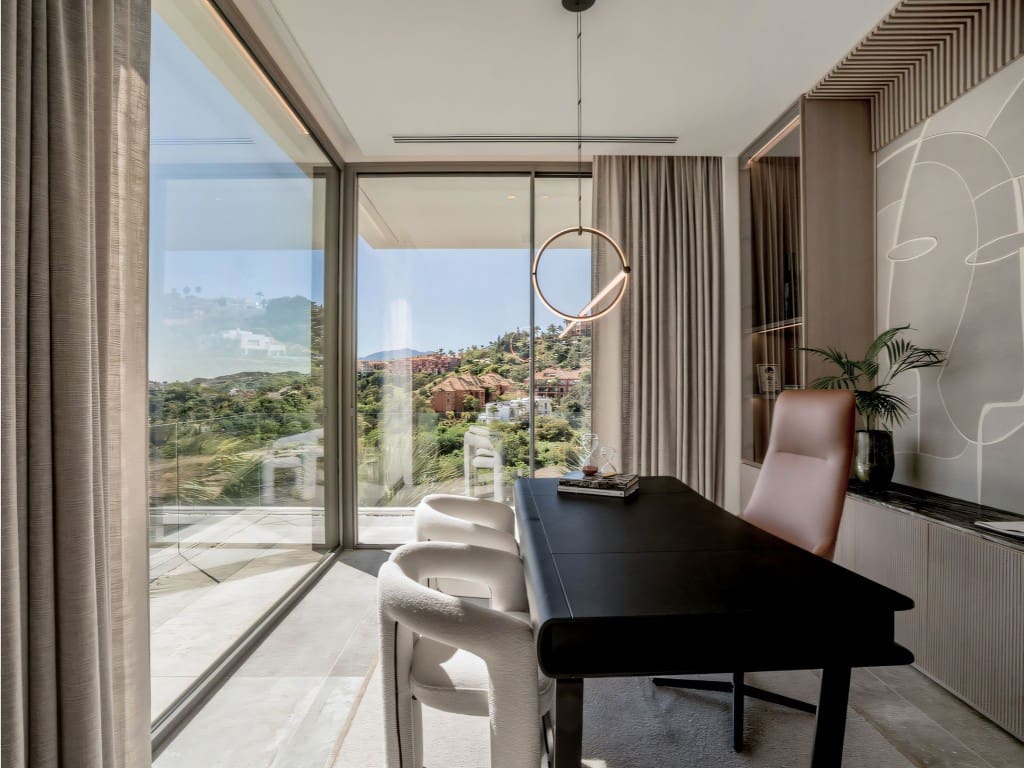 6 bedroom Villa for sale in La Quinta with pool garage - € 10,995,000 (Ref: 9481763)