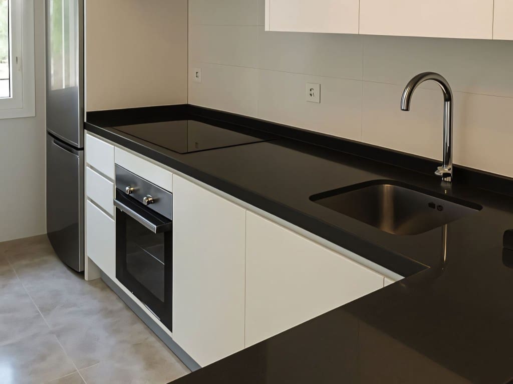 2 bedroom Apartment for sale in Nueva Andalucia with pool garage - € 570,000 (Ref: 9483418)