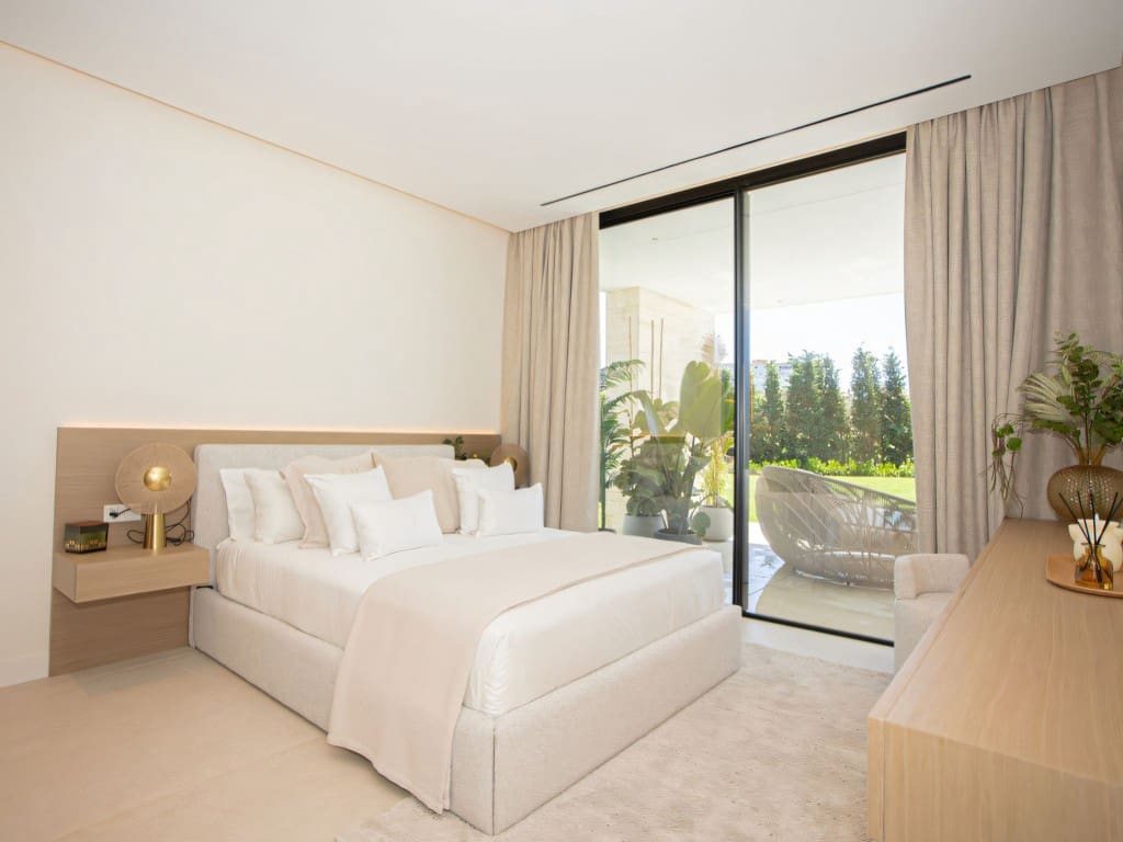 6 bedroom Villa for sale in Los Monteros with pool garage - € 8,750,000 (Ref: 9485125)